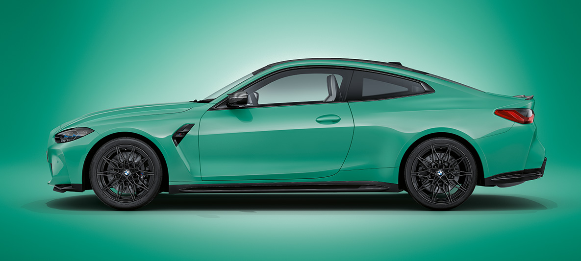 BMW M4 クーペ BMW Individual ミント・グリーン・メタリック G82 2021、サイド・ビュー、停車中 BMW M4 クーペ BMW Individual ミント・グリーン・メタリック G82 2021、サイド・ビュー、停車中