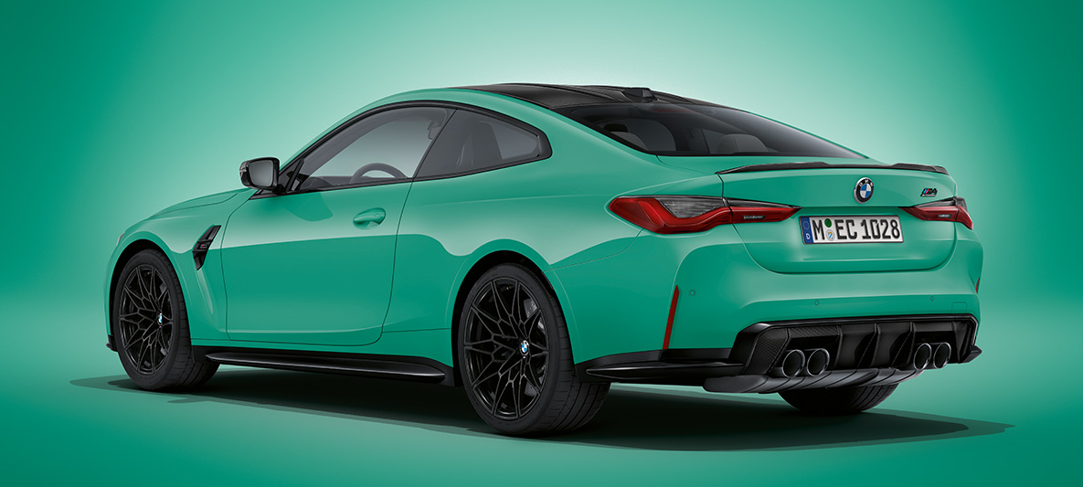 BMW M4 クーペ BMW Individual ミント・グリーン・メタリック G82 2021、斜めからのリヤ・ビュー、停車中 BMW M4 クーペ BMW Individual ミント・グリーン・メタリック G82 2021、斜めからのリヤ・ビュー、停車中