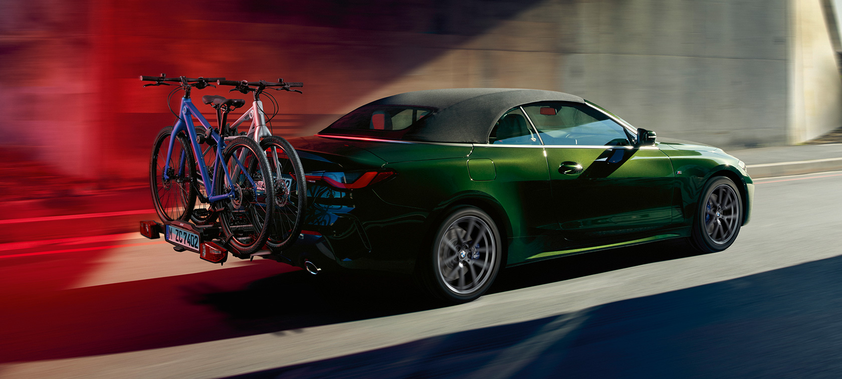 斜めからのリヤ・ビューとBMW リヤ・バイク・ラック Pro 2.0 BMW 4シリーズ カブリオレ G23 2020 BMW 4シリーズ カブリオレ G23 サンレモ・グリーン・メタリック 2020、斜めからのリヤ・ビューとBMW リヤ・バイク・ラック Pro 2.0
