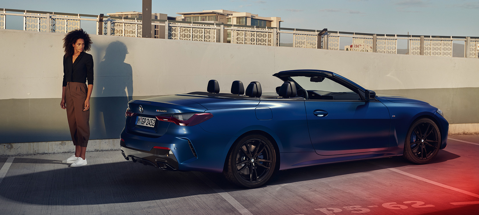 斜めからのリヤ・ビュー BMW M440i xDrive カブリオレ G23 2020 BMW M440i xDrive カブリオレ G23 2020 BMW Individual フローズン・ポルティマオ・ブルー・メタリック、斜めからのリヤ・ビュー、モデルと共に