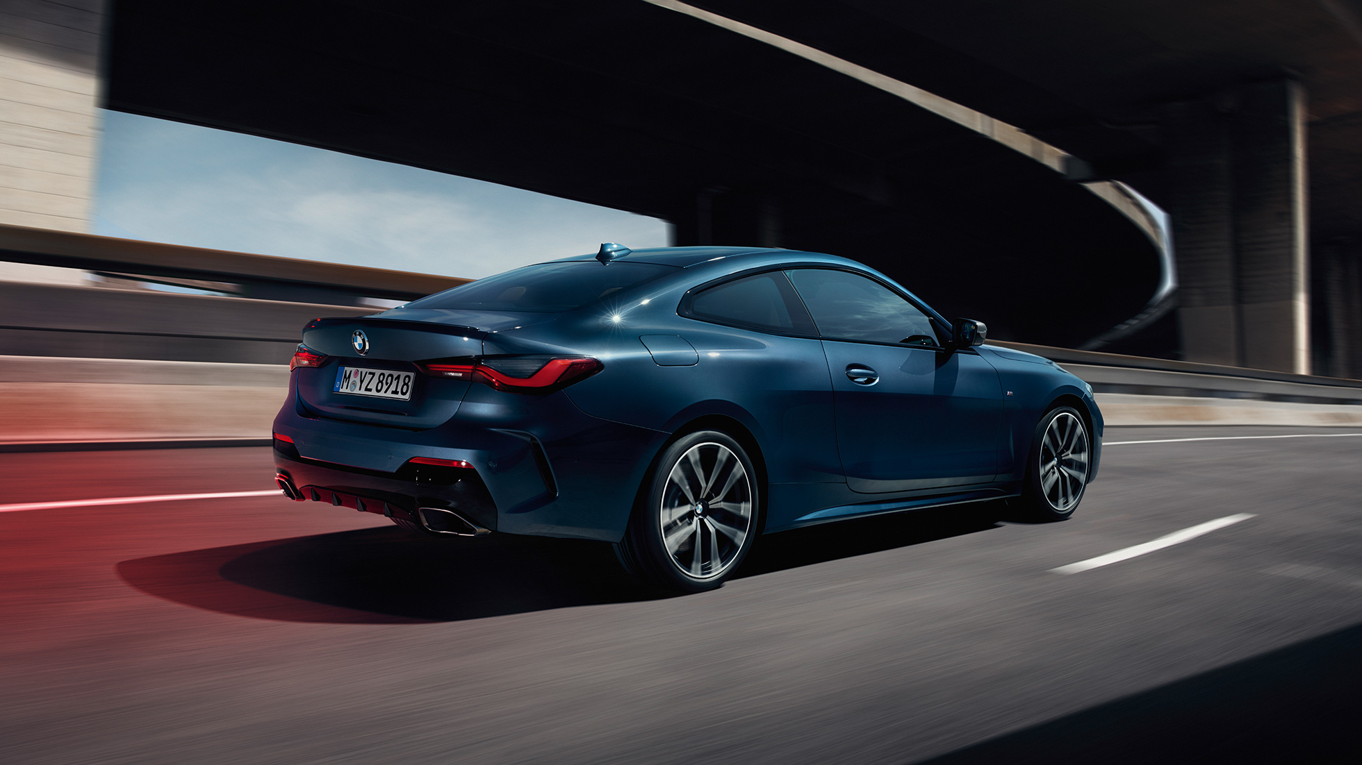 BMW M440i xDrive クーペ G22 2020 - 斜めからのリヤ・ビュー BMW M440i xDrive クーペ、アークティック・レース・ブルー・メタリック G22 2020 - 斜めからのサイド・ビュー