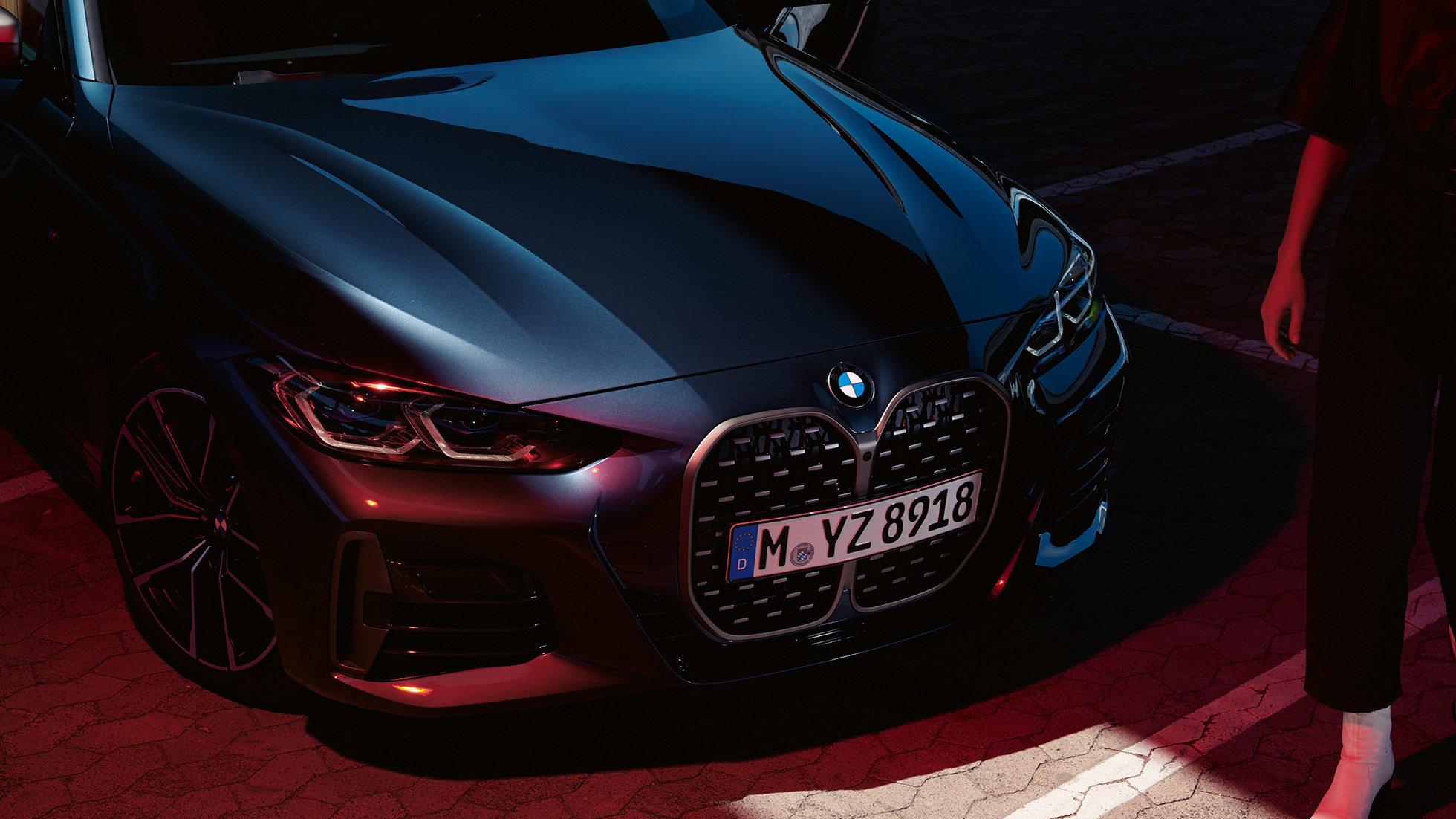 BMWダブル・キドニー、BMW M440i xDrive クーペ G22 2020 BMW M440i xDrive クーペ、アークティック・レース・ブルー・メタリック G22 2020 - 斜めからのフロント・ビュー、BMWダブル・キドニー