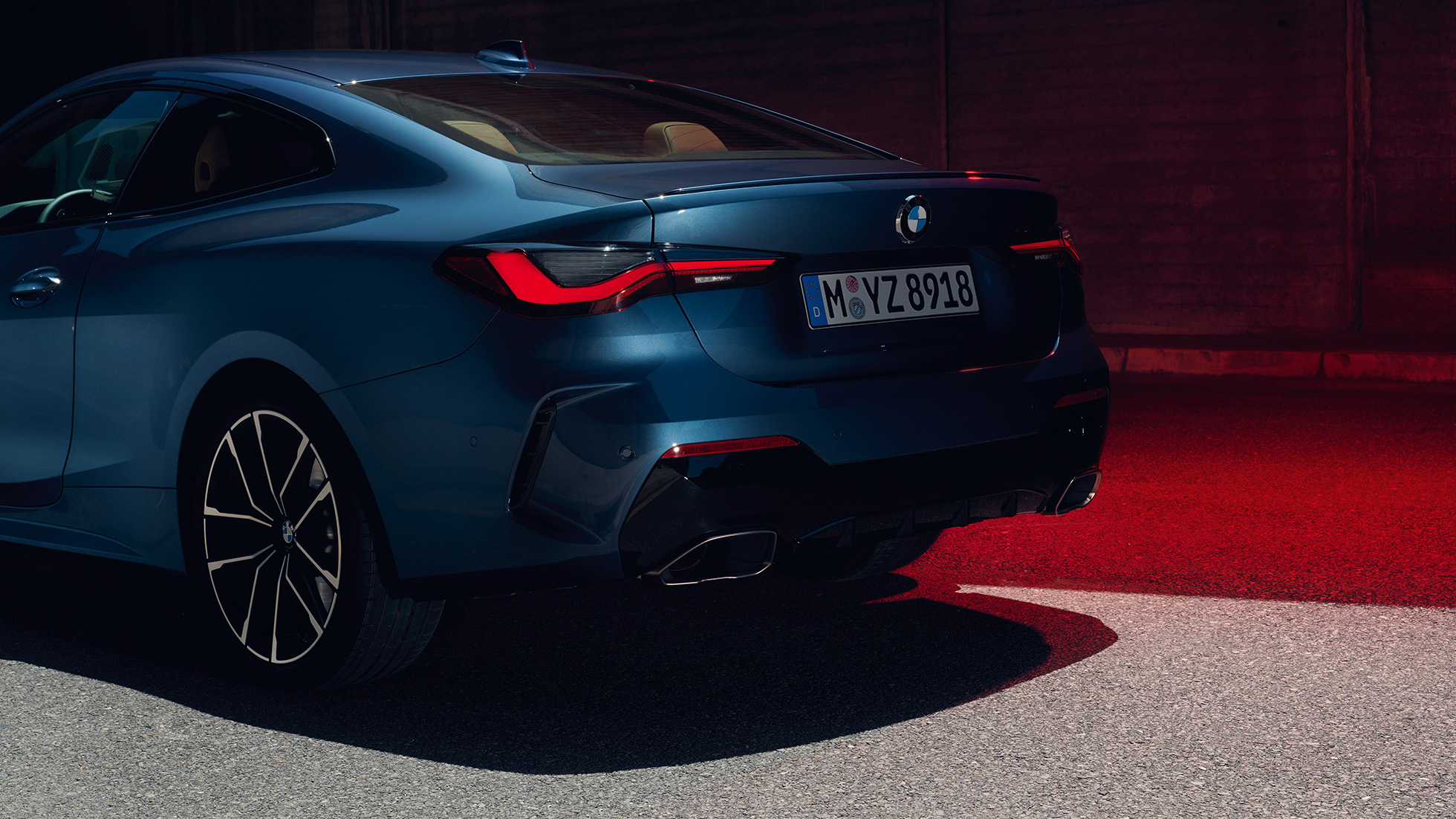BMW M440i xDrive クーペ G22 2020 - 斜めからのリヤ・ビュー、リヤ・ライト BMW M440i xDrive クーペ、アークティック・レース・ブルー・メタリック G22 2020 - 斜めからのリヤ・ビュー、リヤ・ライト