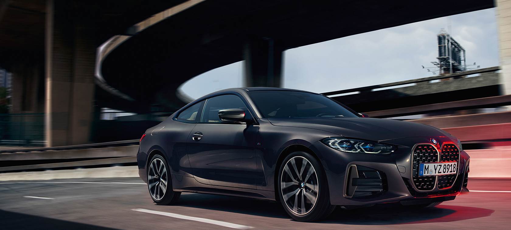 BMW M440i xDrive クーペ G22 2020 ドラバイト・グレー・メタリック - 斜めからのフロント・ビュー 