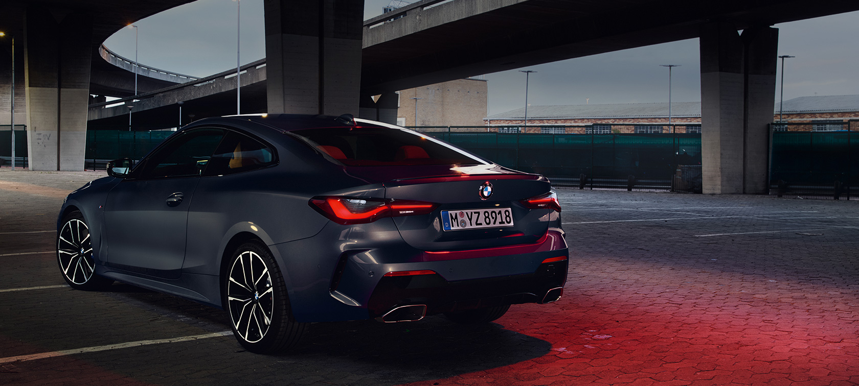 BMW M440i xDrive クーペ G22 2020 - 斜めからのリヤ・ビュー BMW M440i xDrive クーペ、ドラバイト・グレー・メタリック G22 2020 - 斜めからのリヤ・ビュー