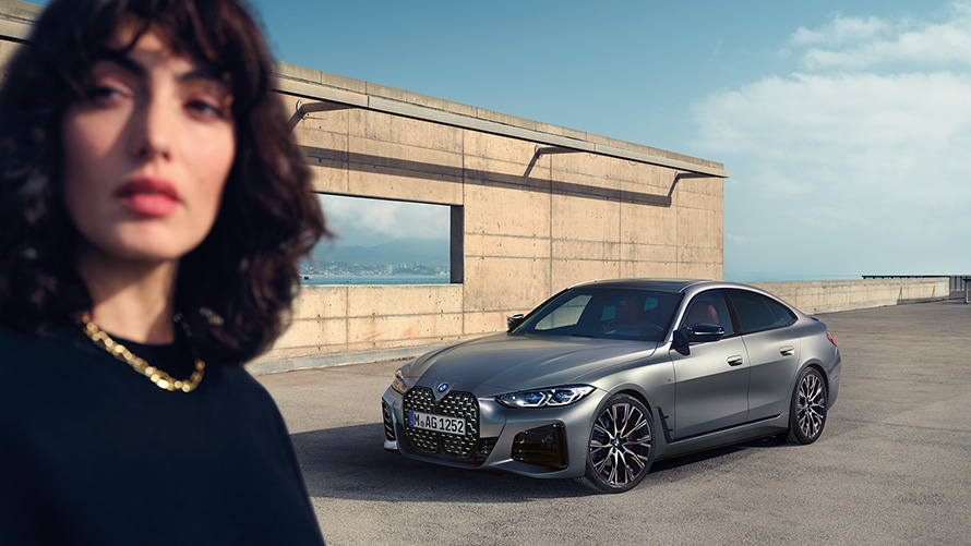 BMW M440i xDrive グラン クーペ G26 2021フローズン・ピュア・グレー・メタリック 斜めからのフロント・ビュー モデルと共に