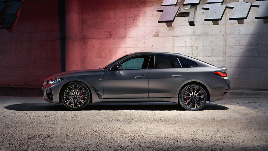 BMW M440i xDrive グラン クーペ G26 2021フローズン・ピュア・グレー・メタリック 壁を背景にしたサイド・ビュー