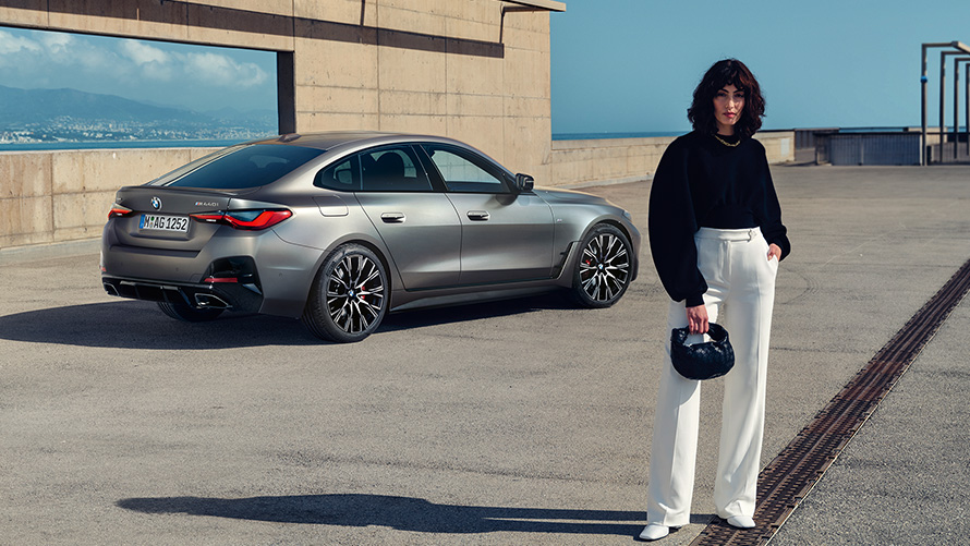 BMW M440i xDrive グラン クーペ G26 2021フローズン・ピュア・グレー・メタリック 斜めからのリヤ・ビュー モデルと共に