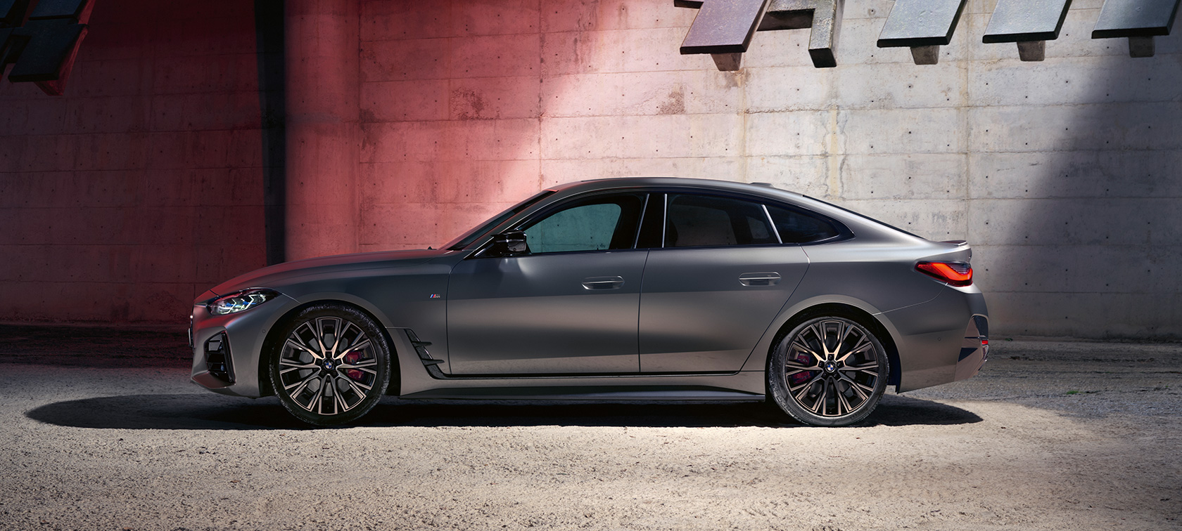 BMW M440i xDriveグラン クーペG26 2021サイド・ビュー BMW M440i xDrive グラン クーペ G26 2021 BMW Individualフローズン・ピュア・グレー・メタリック サイド・ビュー 静止中