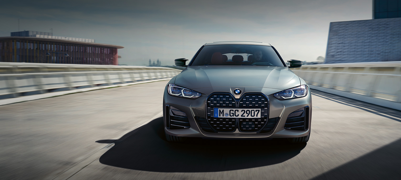 BMW M440i xDrive グラン クーペ G26 2021 BMW Individual フローズン・ピュア・グレー・メタリック フロント・ビュー