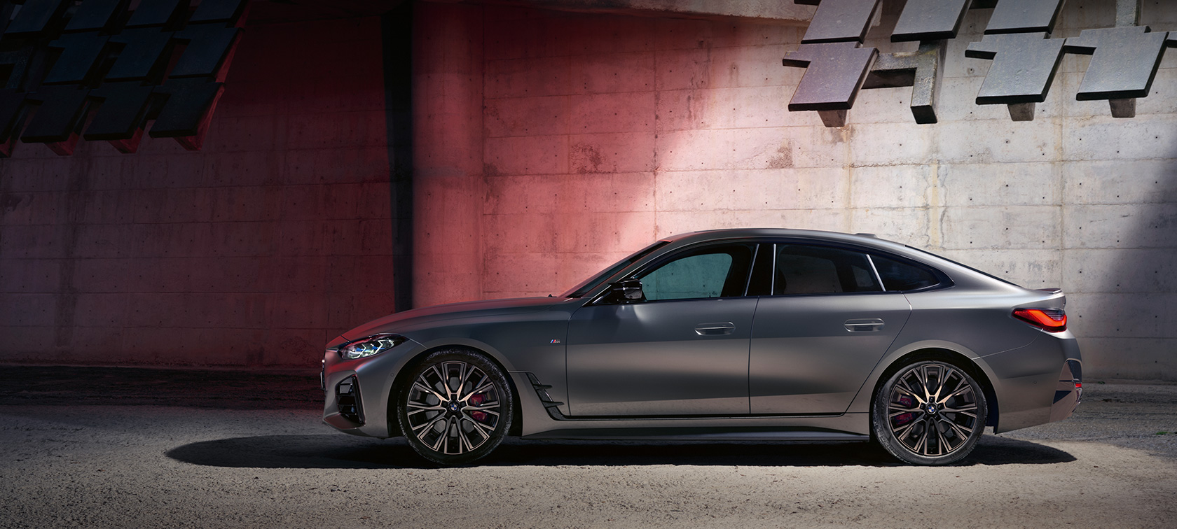 BMW M440i xDrive グラン クーペ G26 2021 壁を背景にしたサイド・ビュー BMW M440i xDrive グラン クーペ G26 2021 BMW Individual フローズン・ピュア・グレー・メタリック 壁を背景にしたサイド・ビュー