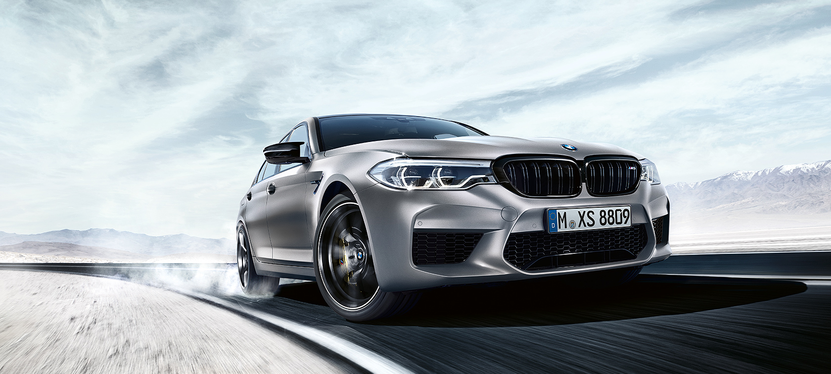 動き出すBMW M5 Competition ハイウェイを駆けぬけるグレーのBMW M5 Competition
