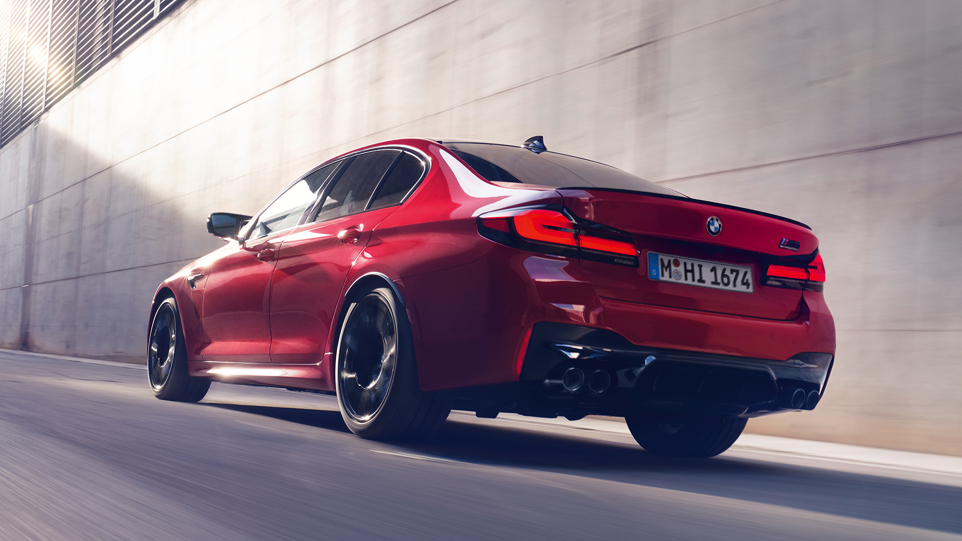 BMW M5 Competition F90 LCI フェイスリフト 2020 斜めからのリヤ・ビュー BMW M5 Competition F90 LCI フェイスリフト 2020 BMW Individual イモラ・レッド 斜めからのリヤ・ビュー