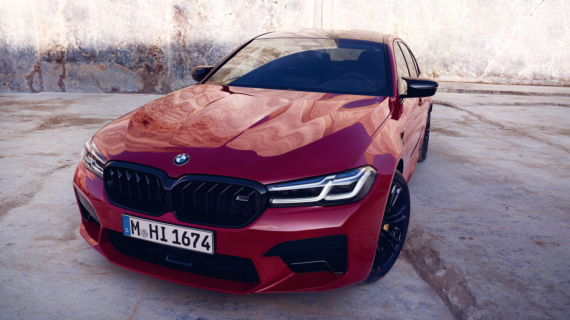 MデザインBMW M5 Competition F90 LCI フェイスリフト 2020 斜めからのフロント・ビュー MデザインBMW M5 Competition F90 LCI フェイスリフト 2020 BMW Individual イモラ・レッド 斜めからのフロント・ビュー
