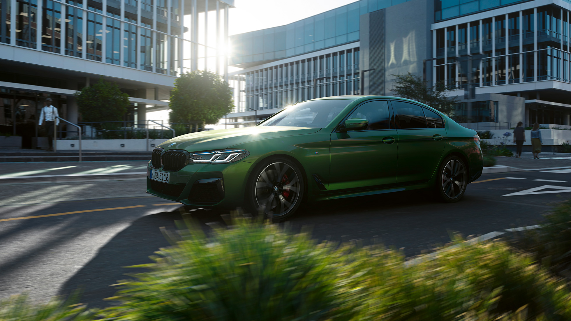 BMW M550i xDriveセダン G30 LCI フェイスリフト 2020 走行中のサイド・ビュー BMW M550i xDriveセダン G30 LCI フェイスリフト 2020 BMW Individual ベルデ・エルメス・メタリック 市街地走行中のサイド・ビュー