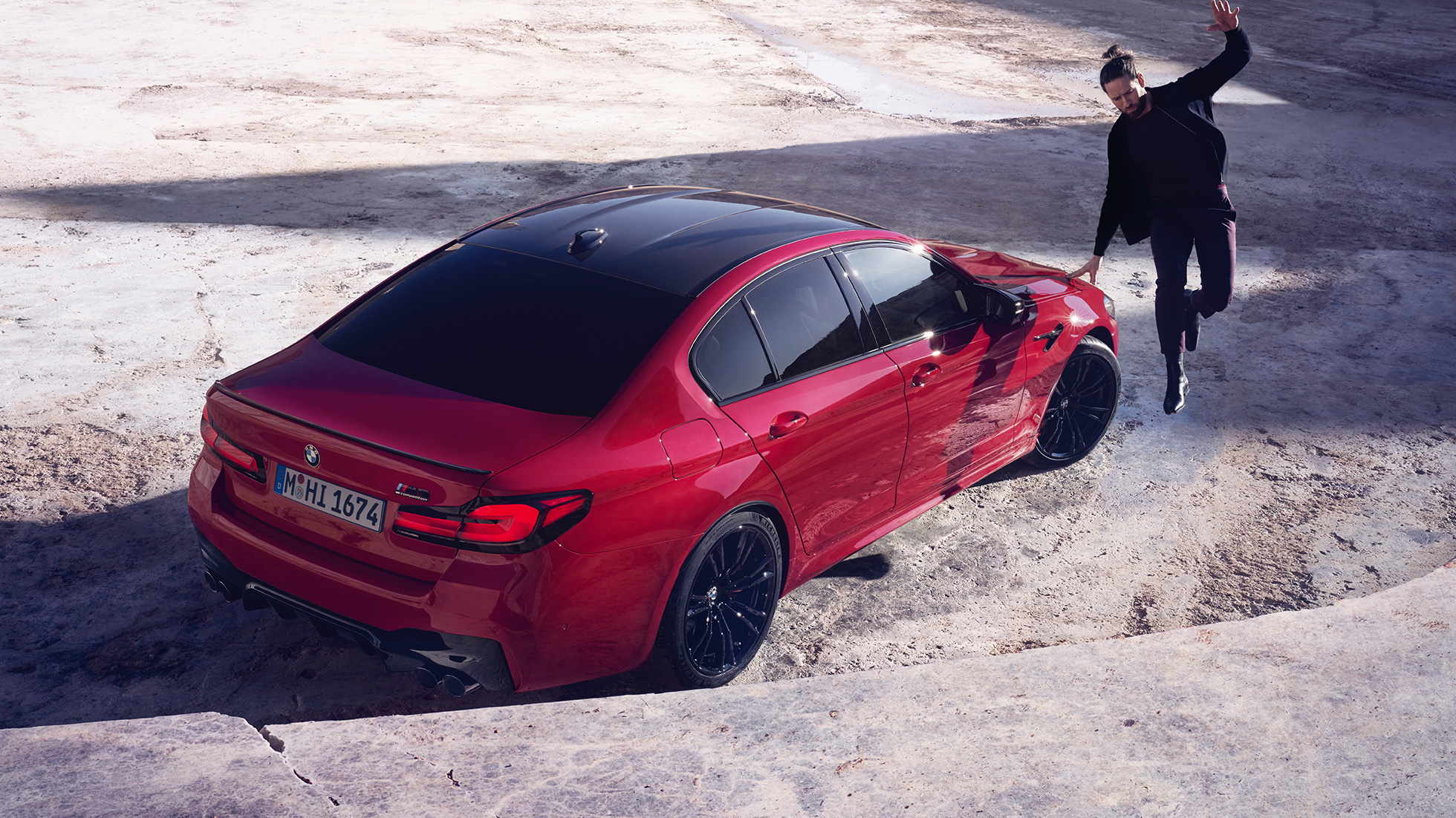 BMW M5 Competition F90 LCI フェイスリフト 2020 斜め上方からのリヤ・ビュー BMW M5 Competition F90 LCI フェイスリフト 2020 BMW Individual イモラ・レッド 斜め上方からのリヤ・ビュー