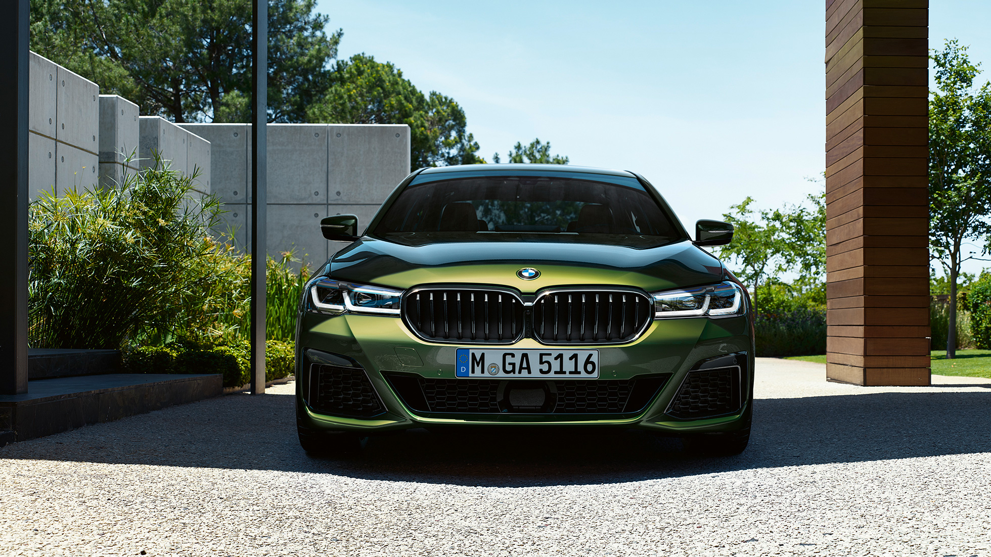 フロントの新キドニー・グリル BMW M550i xDriveセダン G30 LCI フェイスリフト 2020 フロントの新キドニー・グリル BMW M550i xDriveセダン G30 LCI フェイスリフト 2020 BMW Individual ベルデ・エルメス・メタリック フロント・ビュー