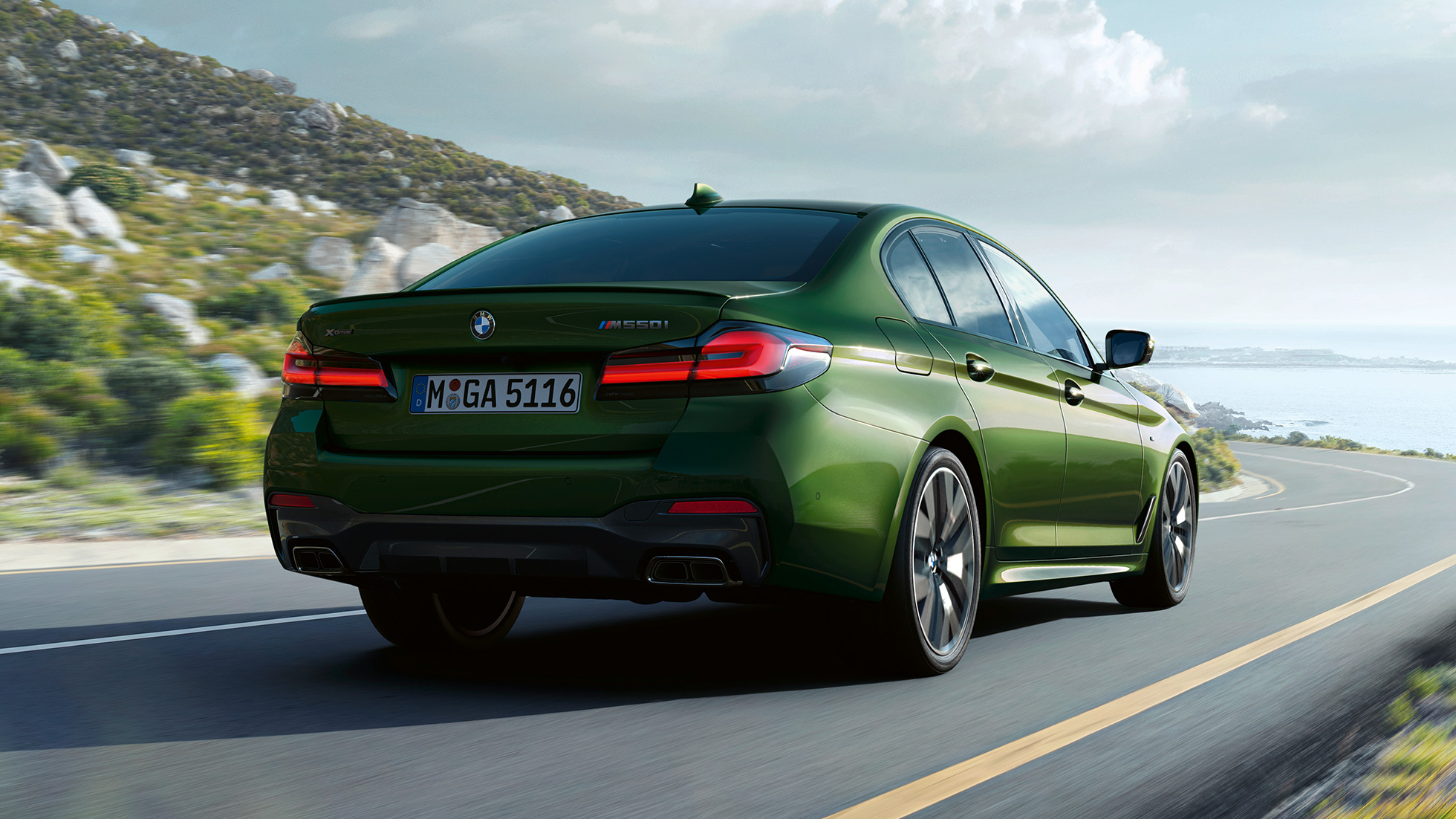 BMW M550i xDriveセダン G30 LCI フェイスリフト 2020 リヤ・ビュー BMW M550i xDriveセダン G30 LCI フェイスリフト 2020 BMW Individual ベルデ・エルメス・メタリック 高速道路走行中のリヤ・ビュー