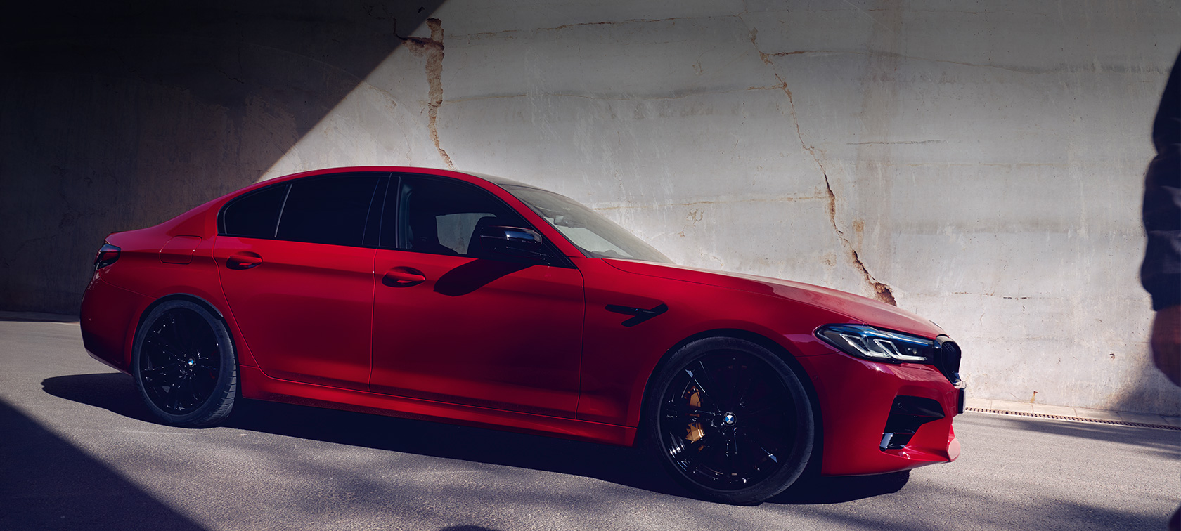BMW M5 Competition F90 LCI フェイスリフト 2020 BMW Individual イモラ・レッド 斜めからのフロント・ビュー