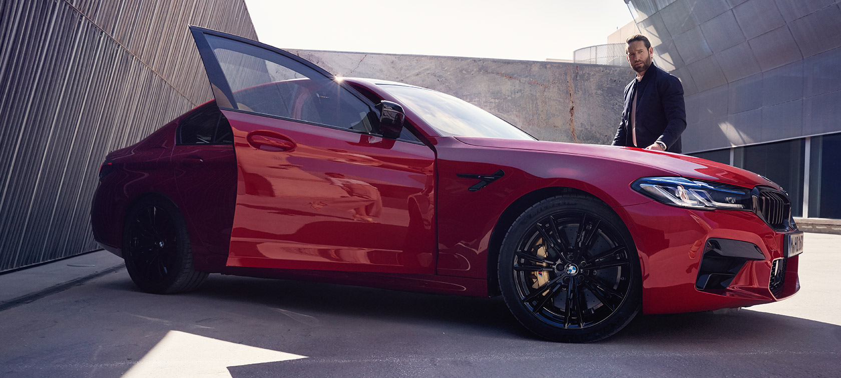 BMW M5 Competition F90 LCI フェイスリフト 2020 ドアを開けた状態のサイド・ビュー BMW M5 Competition F90 LCI フェイスリフト 2020 BMW Individual イモラ・レッド ドアを開けた状態のサイド・ビュー