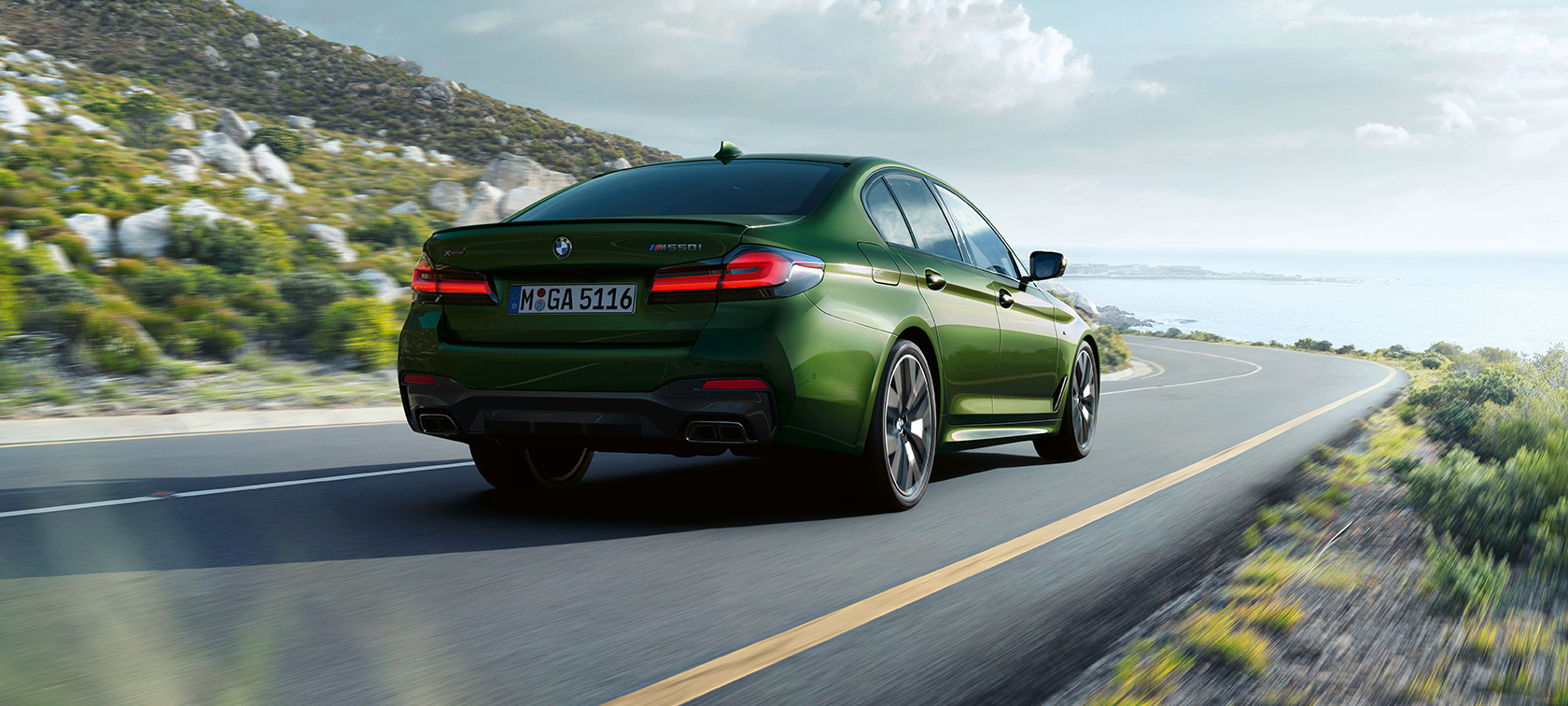 BMW M550i xDriveセダン G30 LCI フェイスリフト 2020 走行中の斜めからのリヤ・ビュー BMW M550i xDriveセダン G30 LCI フェイスリフト 2020 BMW Individual ベルデ・エルメス・メタリック 走行中の斜めからのリヤ・ビュー