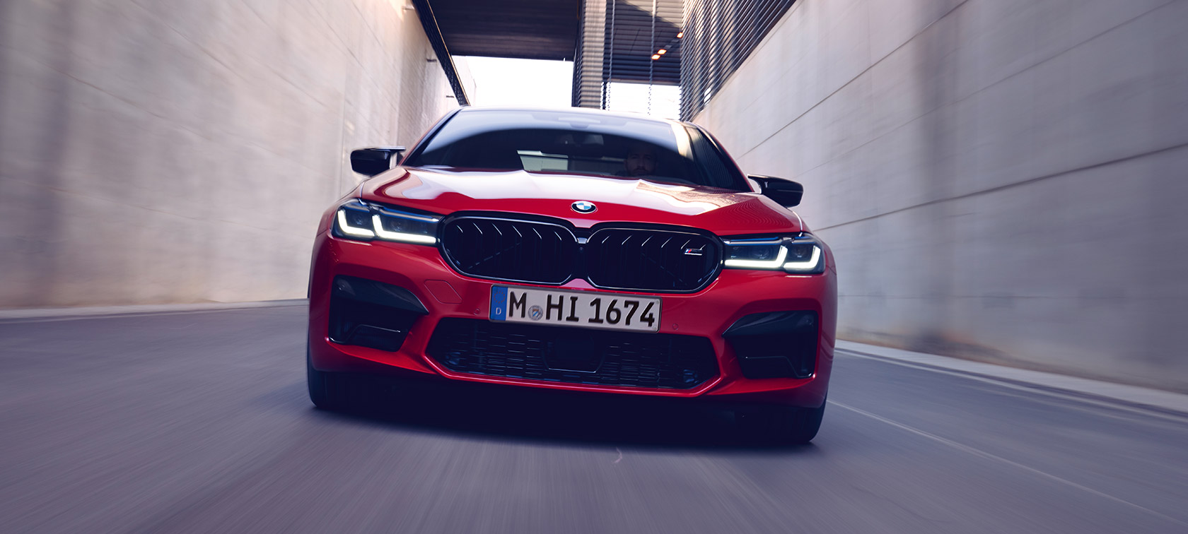 BMW M5 Competition F90 LCI フェイスリフト 2020 フロント・ビュー BMW M5 Competition F90 LCI フェイスリフト 2020 BMW Individual イモラ・レッド 走行中のフロント・ビュー