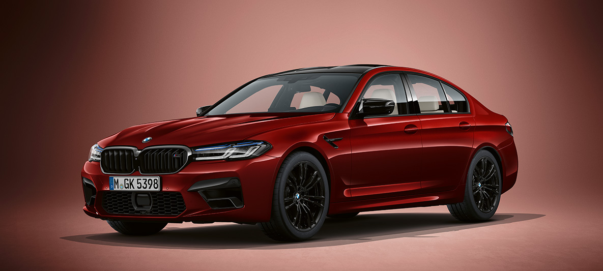 BMW Individual BMW M5 セダン F90 LCI フェイスリフト 2020 アベンチュリン・レッド・メタリック 斜めからのフロント・ビュー BMW Individual BMW M5 セダン F90 LCI フェイスリフト 2020 アベンチュリン・レッド・メタリック 斜めからのフロント・ビュー