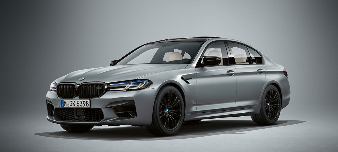 BMW Individual BMW M5 セダン F90 LCI フェイスリフト 2020 フローズン・ブルーストーン・メタリック 斜めからのフロント・ビュー BMW Individual BMW M5 セダン F90 LCI フェイスリフト 2020 フローズン・ブルーストーン・メタリック 斜めからのフロント・ビュー