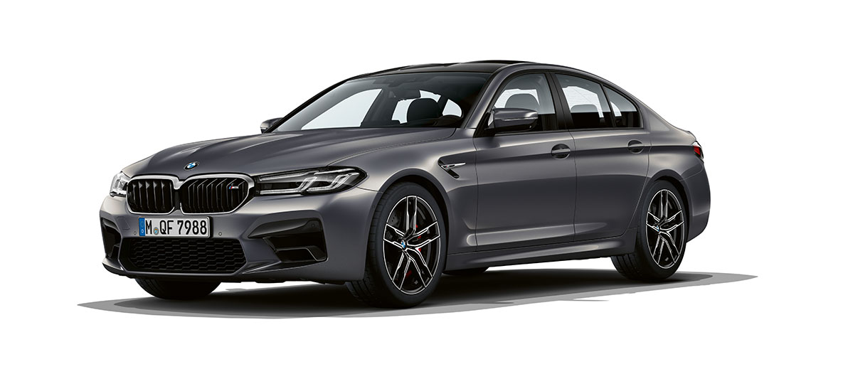 BMW M5 F90 LCI フェイスリフト 2020 斜めからのフロント・ビュー BMW M5 F90 LCI フェイスリフト 2020 ブランズ・ハッチ・グレー・メタリック 斜めからのフロント・ビュー