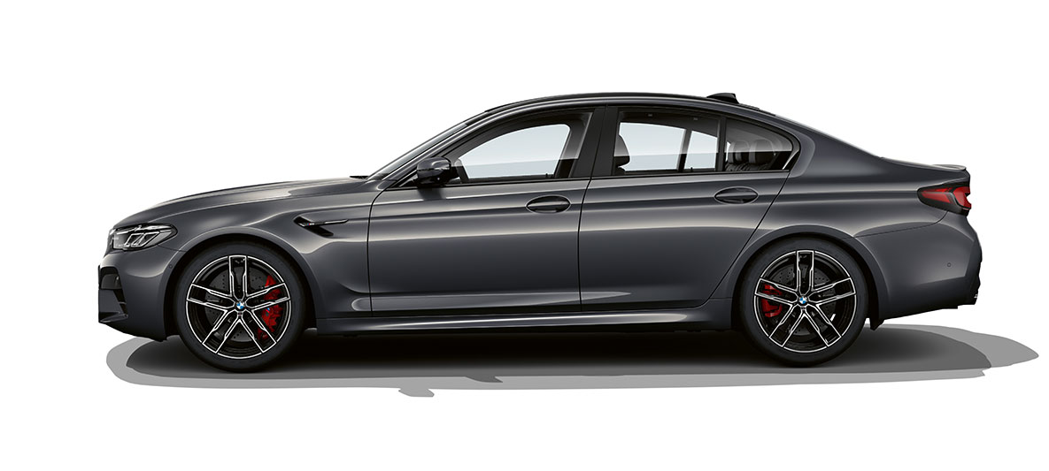BMW M5 F90 LCI フェイスリフト 2020 サイド・ビュー BMW M5 F90 LCI フェイスリフト 2020 ブランズ・ハッチ・グレー・メタリック 斜めからのサイド・ビュー