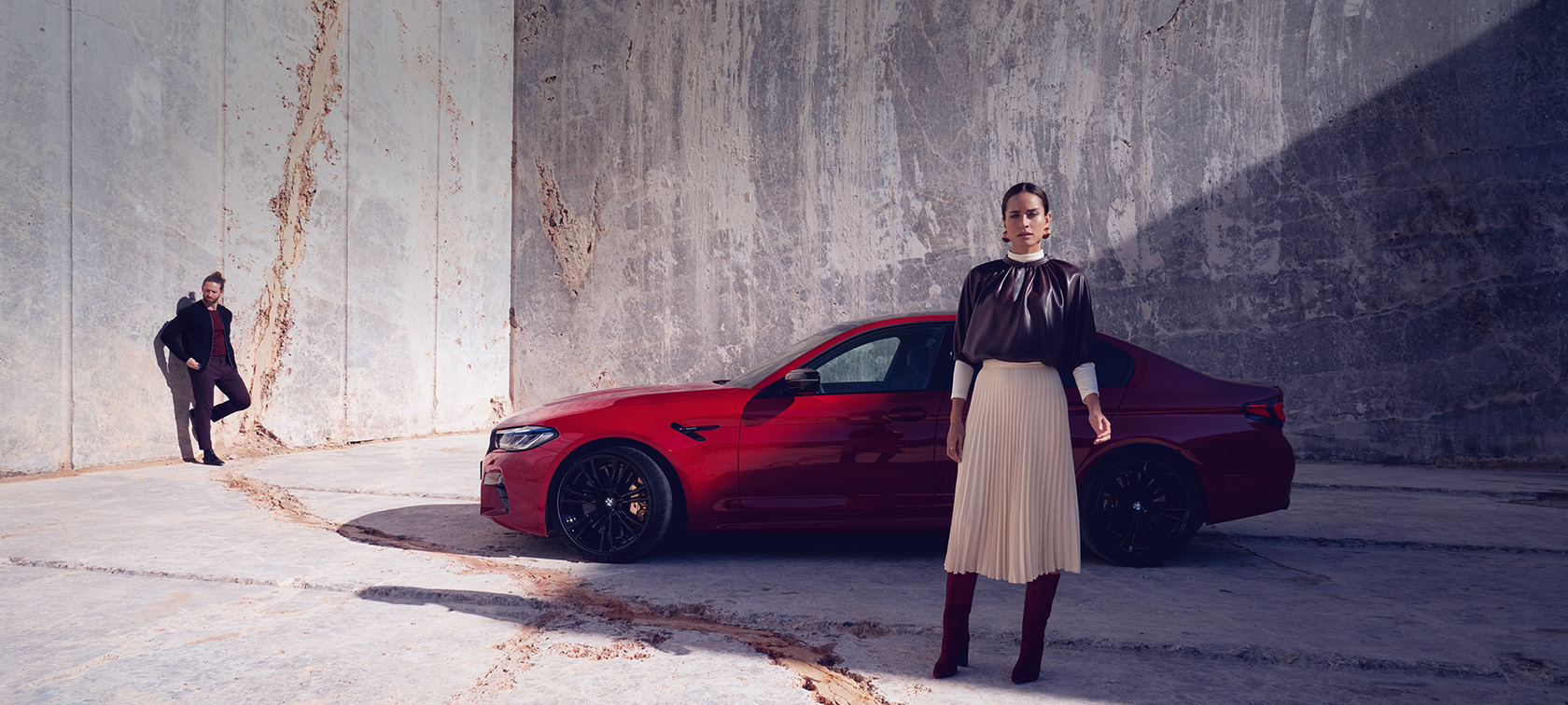 BMW M5 Competition F90 LCI フェイスリフト 2020 サイド・ビューと女性 BMW M5 Competition F90 LCI フェイスリフト 2020 BMW Individual イモラ・レッド サイド・ビューと女性