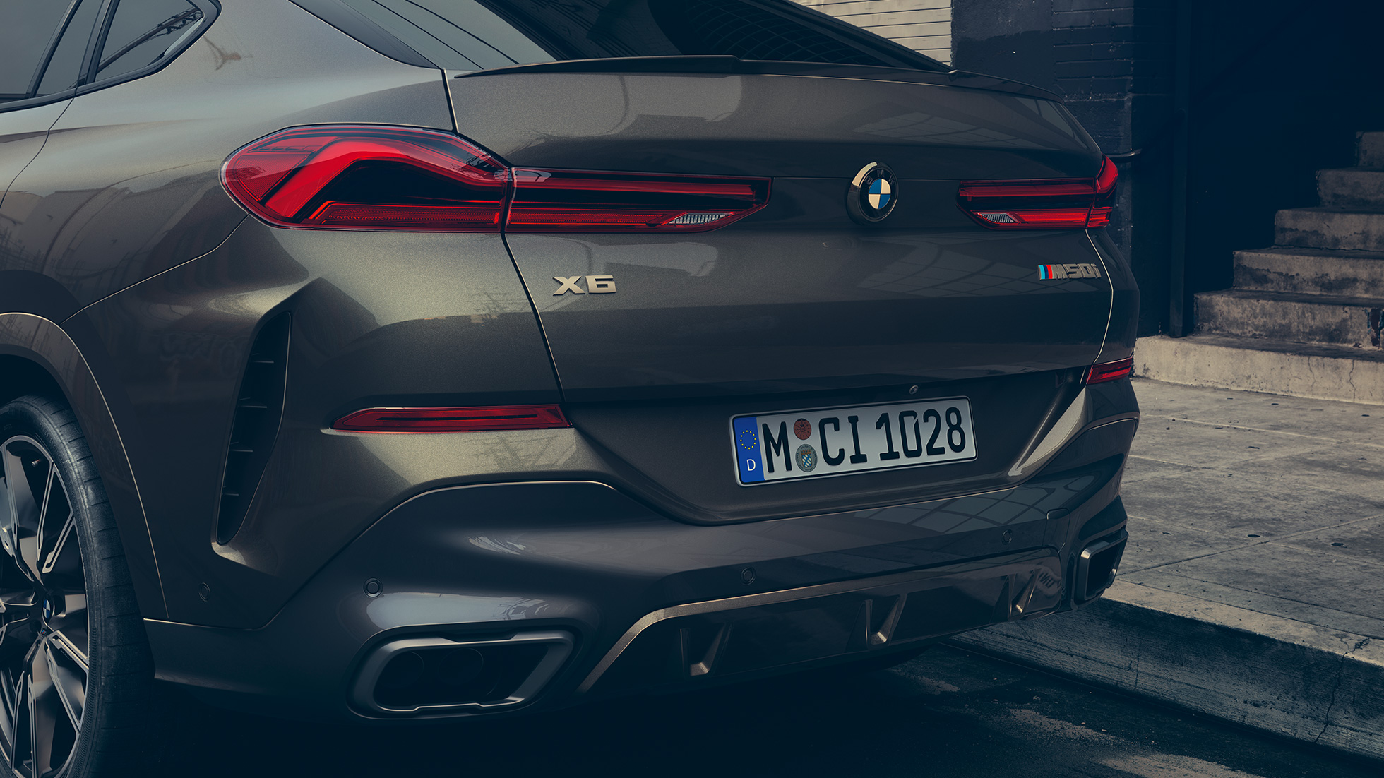 BMW X6 M50i のリア。G06 BMW X6 M50i のリアのクローズアップ。G06