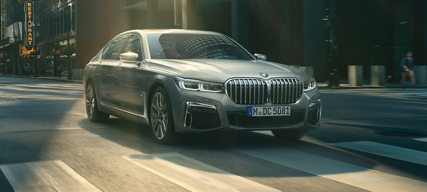 BMW M760Li xDrive セダン G11 G12 2019 フローズン・ダーク・シルバー・メタリック 都市風景のなかの斜めからのリヤ・ビュー BMW M760Li xDrive セダン G11 G12 2019 フローズン・ダーク・シルバー・メタリック 都市風景のなかの斜めからのリヤ・ビュー