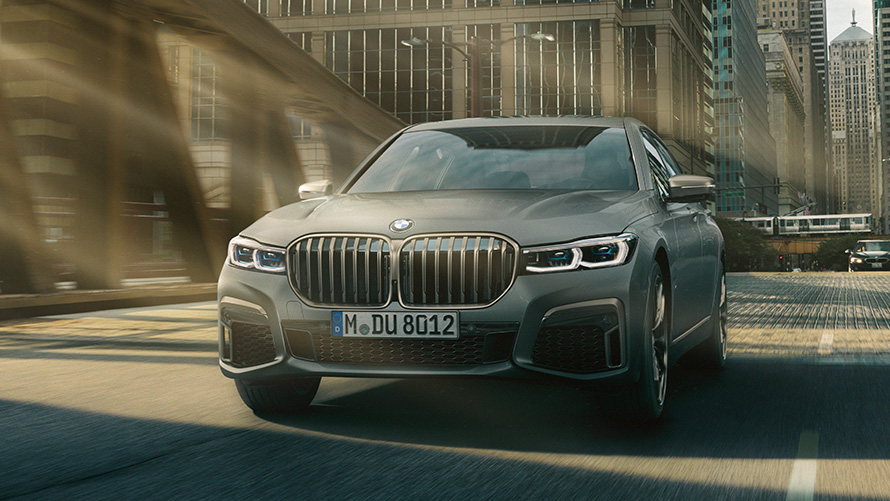 フロント・ビュー BMW M760Li xDrive セダン G11 G12 2019 主要諸元 BMW M760Li xDrive セダン G11 G12 2019 主要諸元の概要 フロント・ビュー 都市風景のなかで走行中