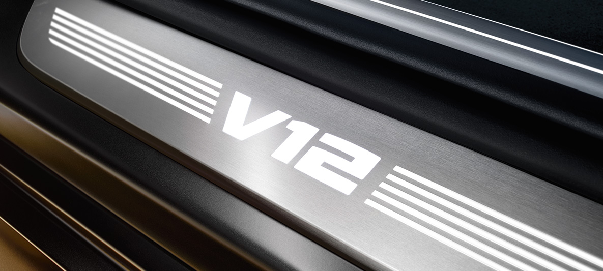 BMW M760Li xDrive セダン G11 G12 2019 V12ロゴ付BMWエントリー・シルのクローズ・アップ BMW M760Li xDrive セダン G11 G12 2019 V12ロゴ付BMWエントリー・シルのクローズ・アップ