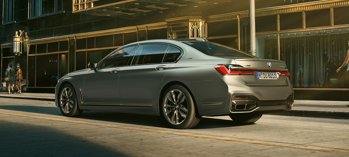 BMW M760Li xDrive セダン G11 G12 2019 フローズン・ダーク・シルバー・メタリック 斜めからのサイド・ビュー 都市風景のなかで走行中 BMW M760Li xDrive セダン G11 G12 2019 フローズン・ダーク・シルバー・メタリック 斜めからのサイド・ビュー 都市風景のなかで走行中