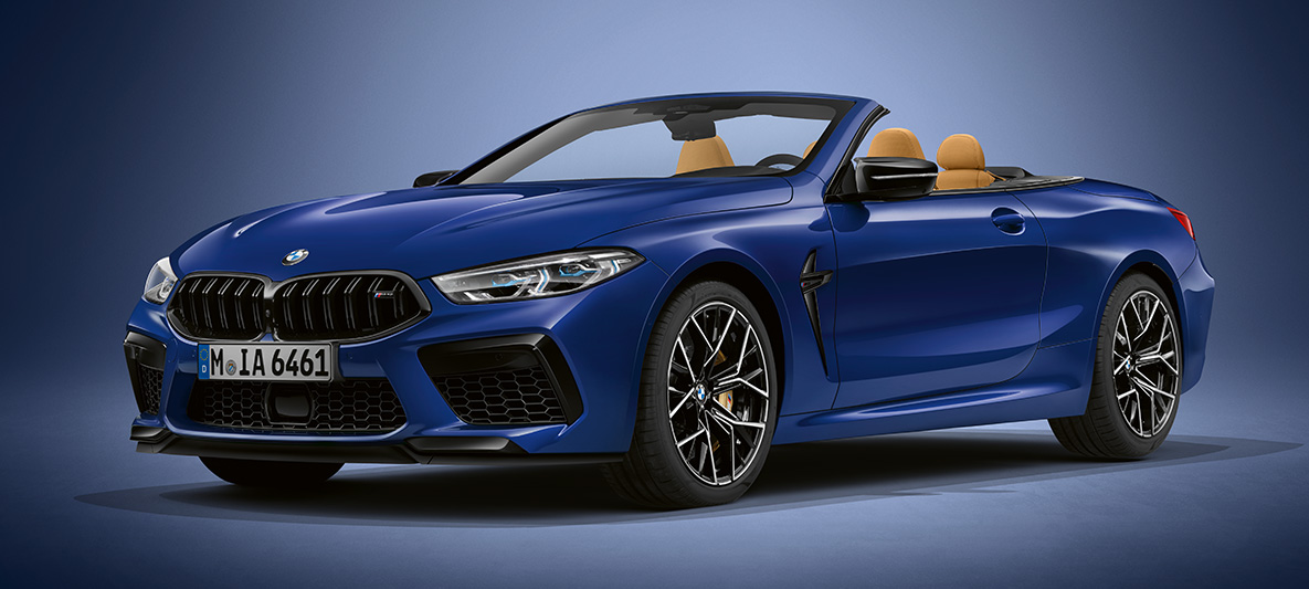 BMW インディビジュアル M8 カブリオレの BMW インディビジュアル・タンザナイト・ブルー・メタリックメタリックカラー。 BMW インディビジュアル M8 カブリオレの BMW インディビジュアル・タンザナイト・ブルー・メタリックカラー、スリークォータービュー。