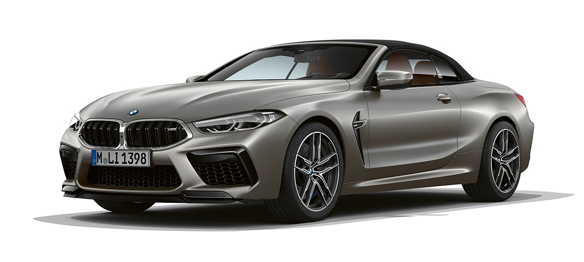 BMW M8 カブリオレ、スリークウォーター・サイドビューのフロント。 BMW M8 カブリオレのフローズンダーク・シルバー、フロントのスリークウォーター・サイドビュー。
