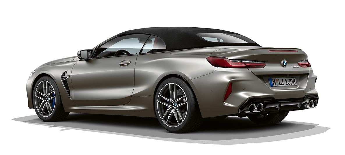 BMW M8 カブリオレ、スリークウォーター・サイドビューのリア。 BMW M8 カブリオレのフローズンダーク・シルバー、リアからのスリークウォーター・サイドビュー。