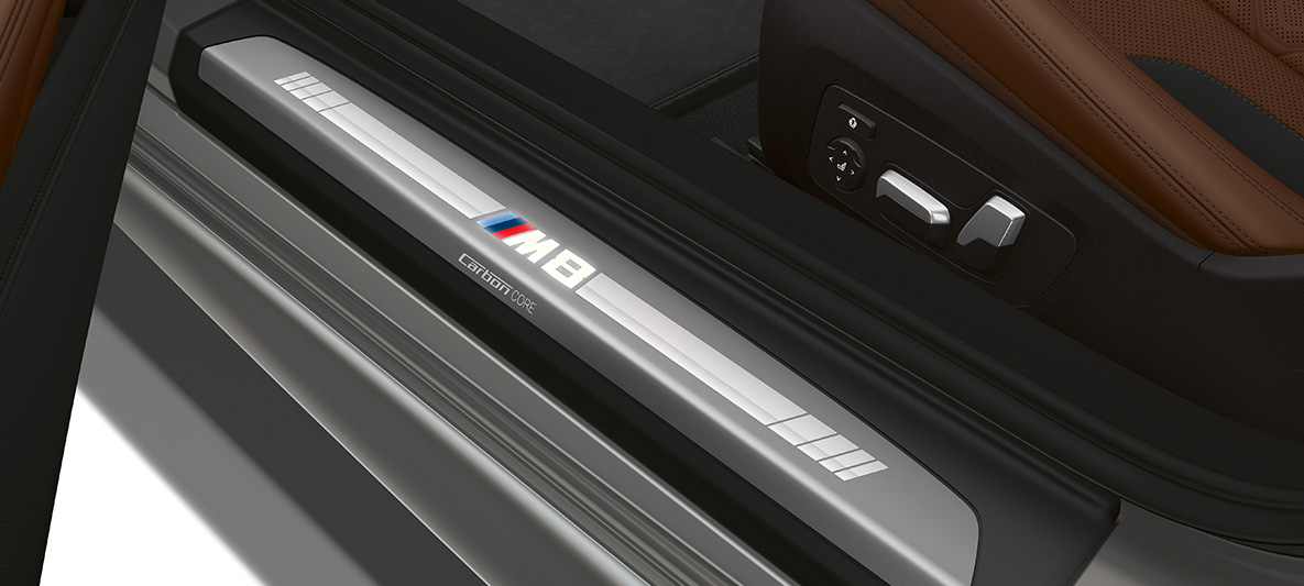 「M8」のマーク入りエントリーシル。 BMW M8 カブリオレ の「M8」のマーク入りエントリーシル。