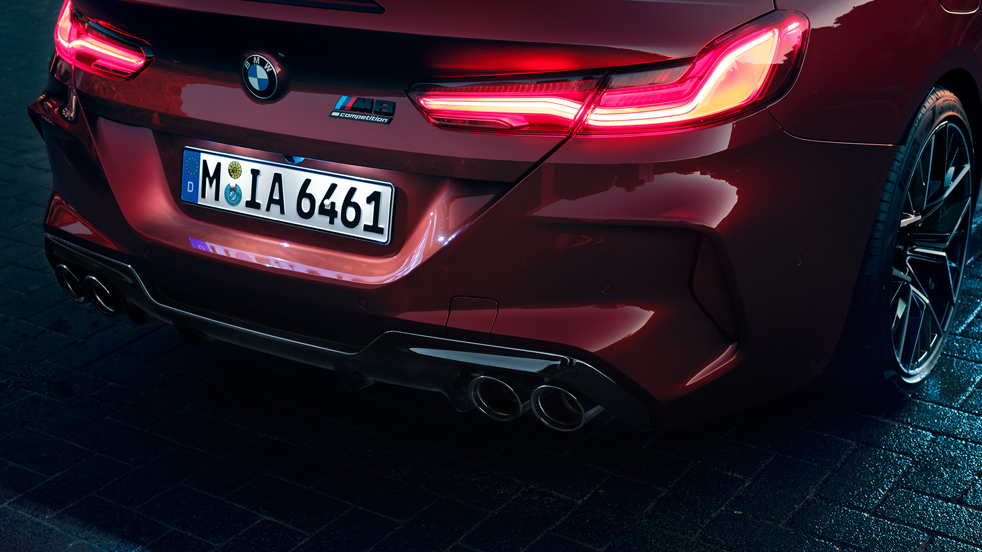 BMW M8 Competition カブリオレ、リアのクローズアップ。F91 BMW M8 Competition カブリオレのモテギ・レッド・メタリックカラー、LEDリアライトと M8 Competition バッジを備えたリアのクローズアップ。F91