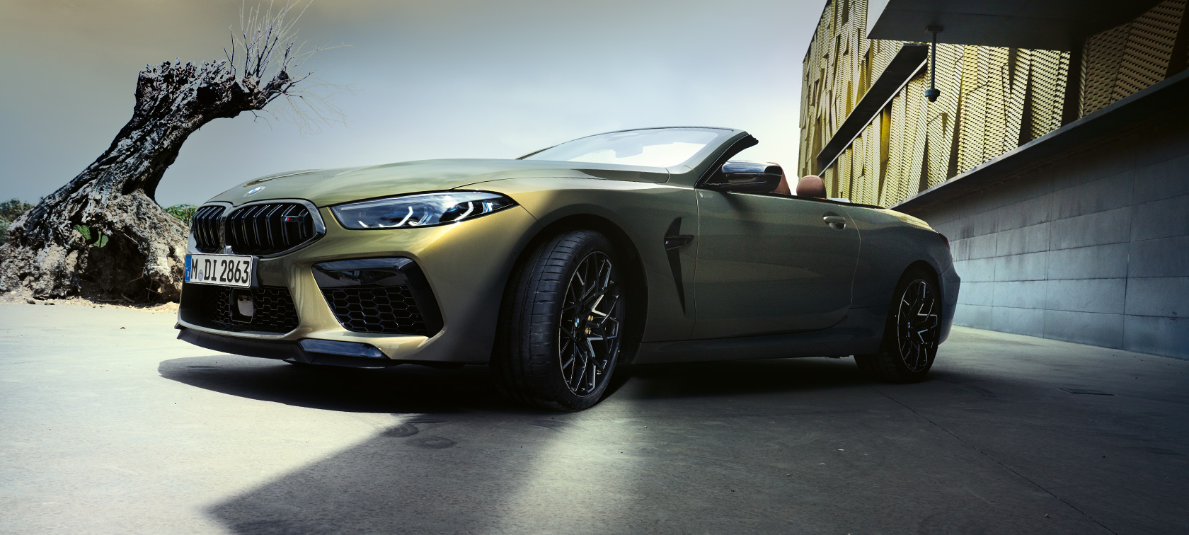BMW M8 Competition カブリオレ F91 LCI 2022 斜めからのフロント・ビュー BMW M8 Competition カブリオレ F91 LCI フェイスリフト 2022 BMW Individualブラス・メタリック 斜めからのフロント・ビュー ロー・アングル・ショット