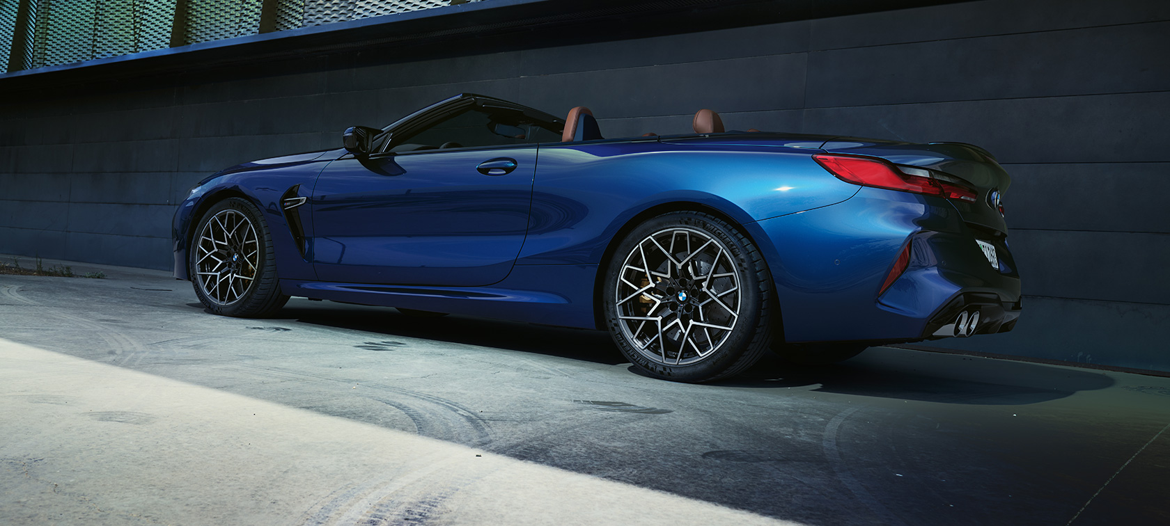 斜めからのリヤ・ビュー BMW M8 カブリオレ F91 LCI フェイスリフト 2022 BMW M8 カブリオレ F91 LCI フェイスリフト 2022 BMW Individualタンザナイト・ブルー・メタリック 斜めからのリヤ・ビュー