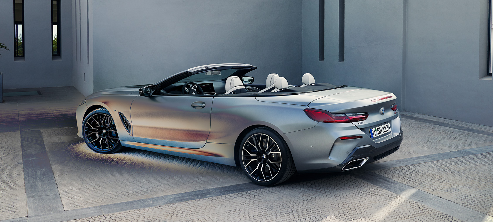 斜めからのリヤ・ビュー BMW M850i xDrive カブリオレ G14 LCI フェイスリフト 2022 BMW M850i xDrive カブリオレ G14 LCI フェイスリフト 2022 BMW Individualフローズン・ピュア・グレー・メタリック 斜めからのリヤ・ビュー 停車中