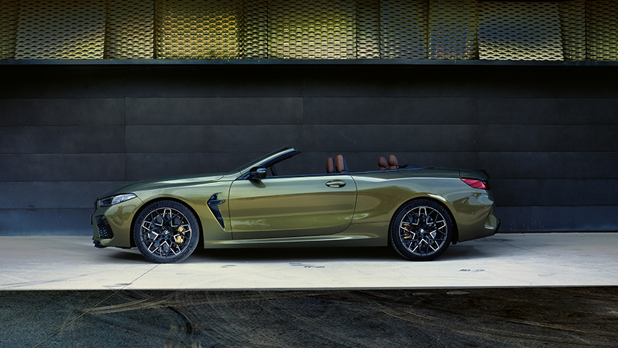 主要諸元 BMW M8 Competition カブリオレ F91 LCI フェイスリフト 2022 BMW M8 Competition カブリオレ F91 LCI フェイスリフト 2022 BMW Individual ブラス・メタリック ステージ上でのサイド・ビュー 主要諸元