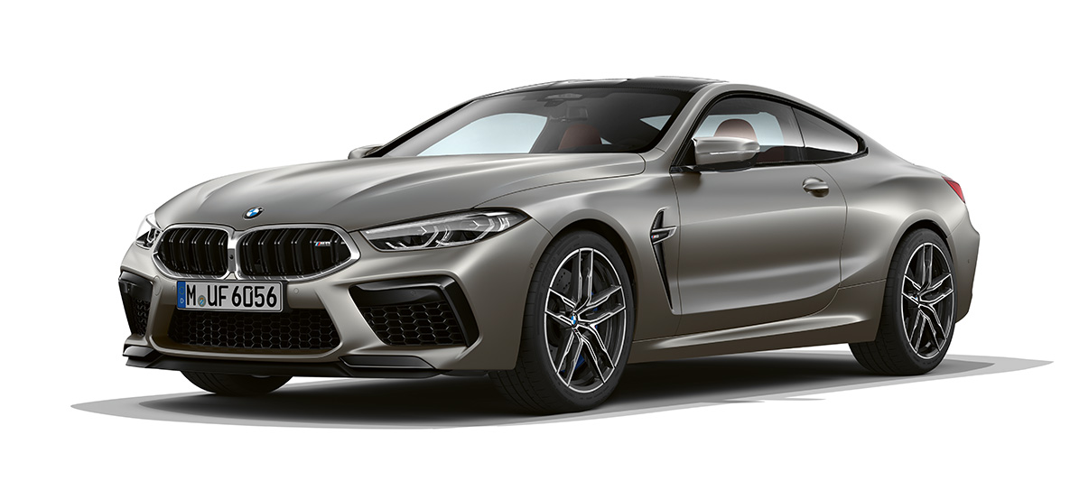 BMW M8 クーペ、フロント側スリクォーターサイドビュー。 BMW M8 クーペ(塗色フローズン ダークシルバー)。フロント側スリクォーターサイドビュー。