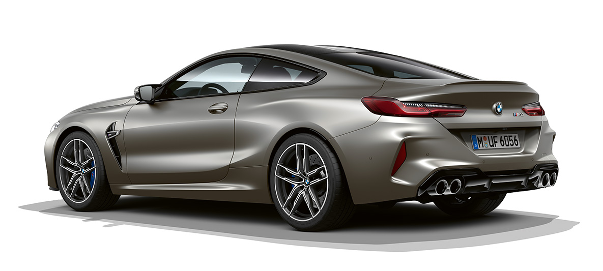 BMW M8 クーペ、リア側スリクォーターサイドビュー。 BMW M8 クーペ(塗色フローズン ダークシルバー)。リア側スリクォーターサイドビュー。