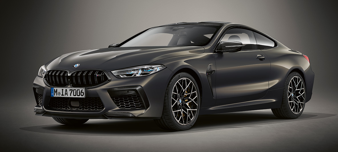 BMW Individual M8 クーペ(塗色BMW Individualフローズン ダークシルバー メタリック)。 BMW Individual M8 クーペ(塗色BMW Individualフローズン ダークシルバー メタリック)。フロントのスリクォータービュー。