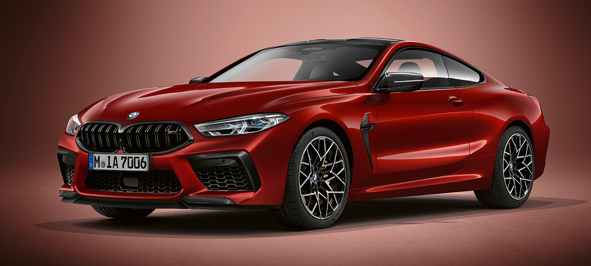 BMW Individual M8 クーペ(塗色BMW Individualアベンチュリン レッド メタリック)。 BMW Individual M8 クーペ(塗色BMW Individualアベンチュリン レッド メタリック)。フロントのスリクォータービュー。