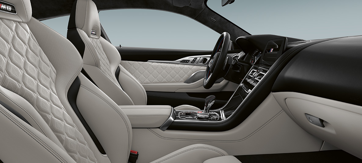 ファイングレインのフルレザーメリノ(カラーはシルバーストーン)とBMW Individualピアノブラック仕上げのインテリアトリム。 BMW Individual M8 クーペ、ファイングレインのフルレザーメリノ(カラーはシルバーストーン)とBMW Individualピアノブラック仕上げのインテリアトリム。